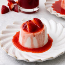 Easy Vegan Panna Cotta (4 Ingredients) with Strawberry Sauce